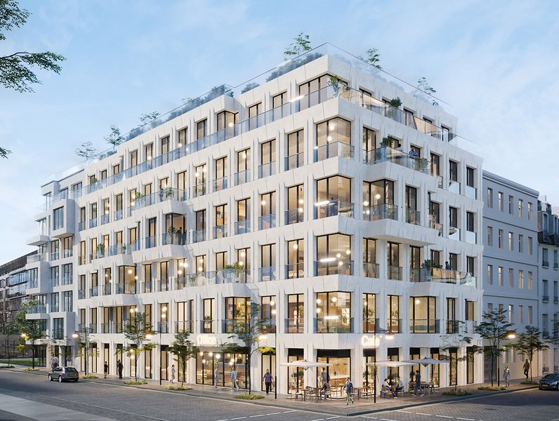 Ein modernes, sechsstöckiges Bürogebäude mit großen Fenstern steht an einer Straßenecke bei Abenddämmerung. Menschen gehen vorbei, während Innenlichter strahlen. Pflanzen sind auf Balkonen und Dach zu sehen.