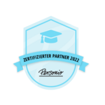 Ein hellblaues Abzeichen zeigt einen Hut und die Aufschrift "Zertifizierter Partner 2022, Personio" in einem blauen Band auf einem transparenten Hintergrund.