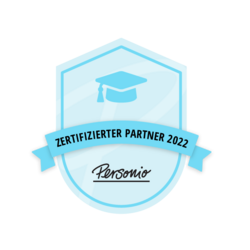 Ein hellblaues Abzeichen zeigt einen Hut und die Aufschrift "Zertifizierter Partner 2022, Personio" in einem blauen Band auf einem transparenten Hintergrund.