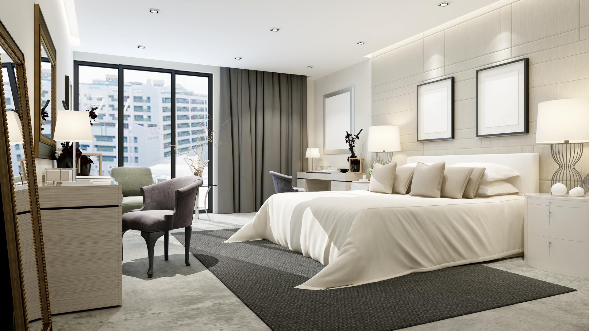 Bett mit weißen Kissen steht in einem modernen, gut beleuchteten Schlafzimmer, flankiert von Nachttischen und Stühlen. Große Fenster bieten Stadtblick, während zahlreiche Lampen den Raum erhellen.