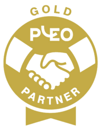 Ein rundes, goldenes Abzeichen zeigt zwei sich schüttelnde Hände in der Mitte. Oben steht „GOLD PLEO“ und unten „PARTNER“. Es symbolisiert eine Partnerschaft auf goldener Stufe.