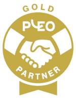 Ein rundes, goldenes Abzeichen zeigt zwei sich schüttelnde Hände in der Mitte. Oben steht „GOLD PLEO“ und unten „PARTNER“. Es symbolisiert eine Partnerschaft auf goldener Stufe.