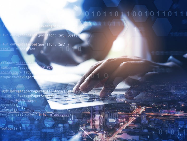 Hände tippen auf einer Laptop-Tastatur, umgeben von digitalem Code; im Hintergrund eine Stadtansicht bei Dämmerung. Der Code enthält Ausdrücke wie "fun onPage", "ArrayList" und Binärcode "0101".